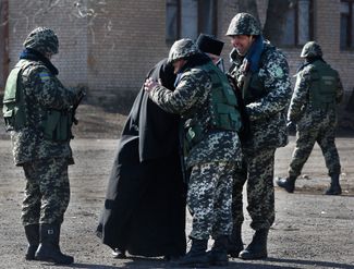 Священник благословляет украинских пограничников в Алексеевке. 21 марта 2014 года