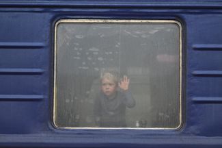 Мальчик в окне эвакуационного поезда из Херсона в Киев
