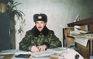 Равиль Мингазов на продовольственном складе в военной части, конец 1990-х
