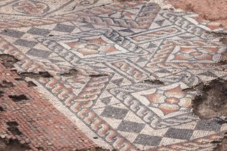 Фрагмент мозаики, найденной в лондонском Саутварке во время раскопок, 22 февраля 2022 года
