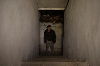 Вход в подвал, который во время российских бомбардировок используется как бомбоубежище. Село под Харьковом недавно отвоевали украинские вооруженные силы