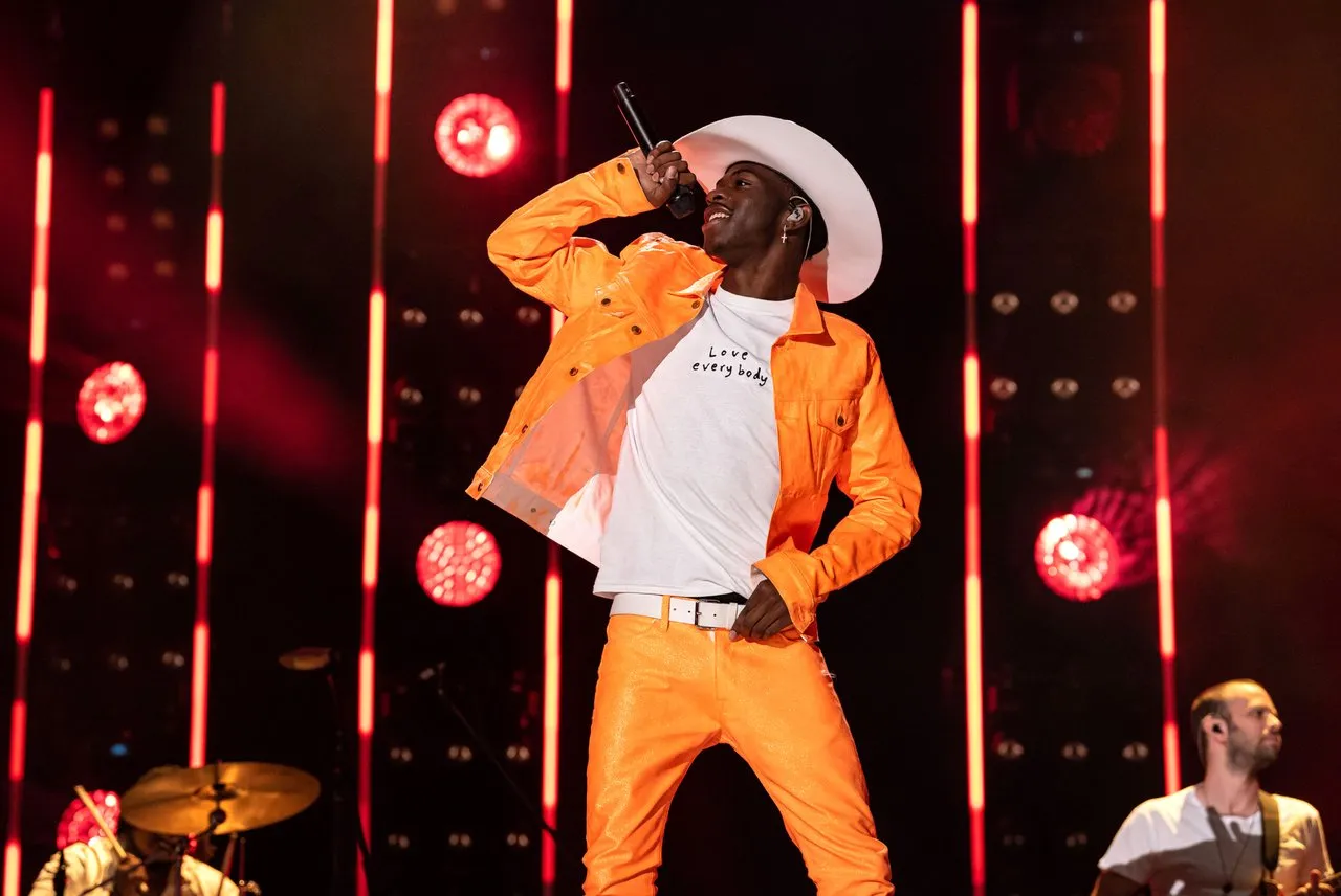 Old Town Road» рэпера Lil Nas X — главная песня 2019 года Она установила  рекорд в американском хит-параде. И все благодаря мемам, ремиксам и TikTok  — Meduza