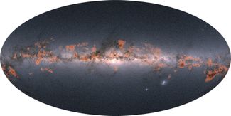 Карта составлена по данным телескопа «Гайя» — на ней видны не отдельные звезды (напомним, что телескоп не передает картинки на Землю), а плотность звезд в Млечном Пути. Больше всего звезд в центре Галактики, яркие пятна справа снизу — Большое и Малое Магеллановы облака. Оранжевыми контурами отмечены молодые звездные скопления — места недавнего звездообразования, в которых появились звезды одного возраста, которые очень удобно исследовать для понимания процессов звездной эволюции