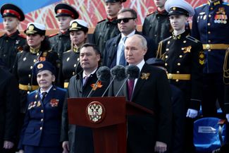 Садыр Жапаров и Владимир Путин на параде Победы в Москве. 9 мая 2023 года