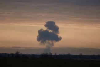 Облако дыма в небе над Херсоном после взрыва