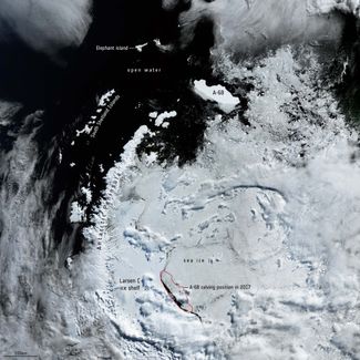 За три года А68а прошел больше тысячи километров от места своего появления. На фото красной линией отмечено место образования айсберга.
