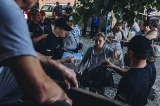 Украинские спасатели доставляют гуманитарную помощь в город Бахмут в Донецкой области