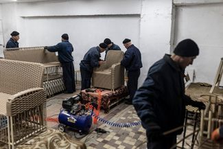 Пленные российские солдаты делают мебель в украинской тюрьме. По словам фотографов Либеровых, у пленных — две работы на выбор: сбор пакетов и сбор мебели. За это они получают 30–40 гривен в сутки