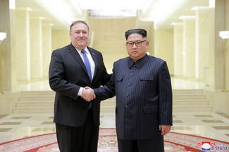 Госсекретарь США Майк Помпео и лидер КНДР Ким Чен Ын. 9 мая 2018 года