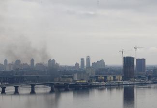 Дым над Министерством обороны Украины в Киеве в день, когда Россия начала полномасштабное вторжение