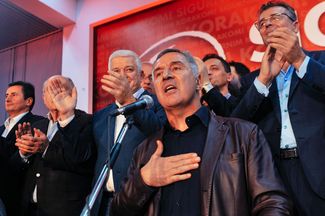 Мило Джуканович и его товарищи по Демократической партии социалистов празднуют победу на парламентских выборах, 17 октября 2016 года