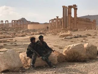 Сирийские военные в историческом центре Пальмиры. 2 марта 2017 года