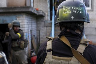 Надпись на каске украинского военнослужащего: «Я люблю животных. Я ненавижу людей».