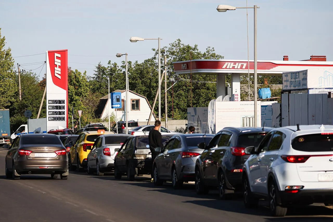 Long lines and empty pumps. Russia's gasoline crisis in photos. — Meduza