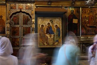 Верующие около иконы «Троица» в Троице-Сергиевой Лавре во время празднования 600-летия обретения мощей святителя Сергия Радонежского. 18 июля 2022 года