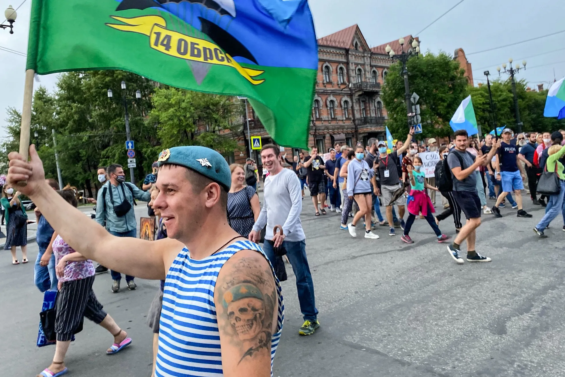 К акции в поддержку Фургала в День ВДВ присоединились десантники.  Фотография — Meduza