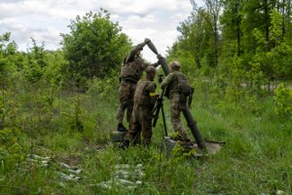 Украинские военнослужащие ведут огонь из минометов по российским позициям на востоке Харьковской области