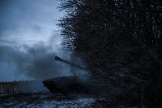 Бойцы 4-й отдельной танковой бригады ВСУ ведут огонь из самоходной гаубицы 2С1 «Гвоздика» по российским позициям в районе прифронтового Купянска