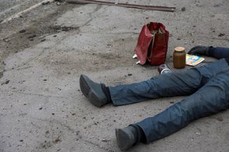 Тело погибшего жителя Мариуполя на улице города неподалеку от металлургического комбината имени Ильича, второго по величине в Украине, за который шли тяжелые бои между армией Украины и силами самопровозглашенной ДНР.