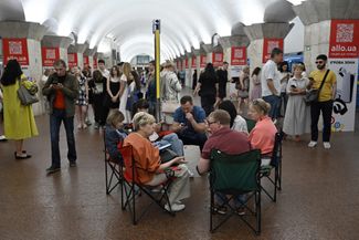 Жители Киева укрываются в метро