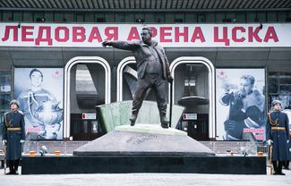 Памятник Тарасову, открытый к 100-летию со дня его рождения у ледового дворца спорта ЦСКА