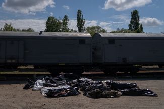 Тела мертвых российских солдат на улицах Харькова