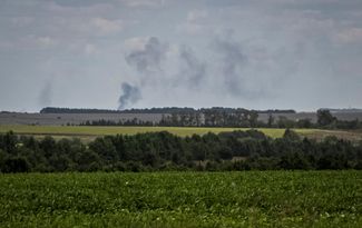 Дым над одном из приграничных населенных пунктов Сумской области после российского обстрела