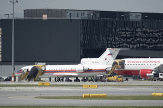 Российский и американский самолеты в аэропорту Вены в ходе обмена сотрудников ГРУ на арестованных за шпионаж в России, в том числе Игоря Сутягина, 9 июля 2010 года