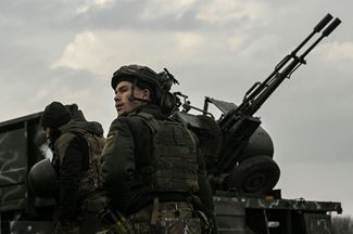 Украинский военнослужащий у зенитного пулемета. 