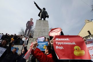 Среди прочего протестующие во Владивостоке принесли с собой вырезанную из картона ростовую фигуру Дмитрия Медведева