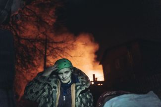 Жительница Ивановского на фоне горящих домов<br>