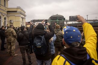 Херсонцы встречают поезд из Киева