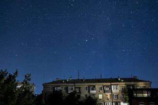 В ночь на 13 августа жители Северного полушария могли наблюдать звездопад Персеиды — самый яркий в 2023 году. Вот как выглядело небо над украинским городом Днепр