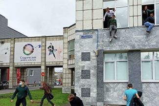 Студенты ПГНИУ выпрыгивают из окон во время вооруженного нападения на университет