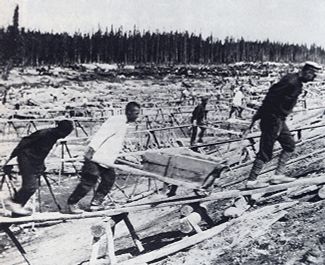 Заключенные на строительстве Беломорско-Балтийского канала. 1932 год