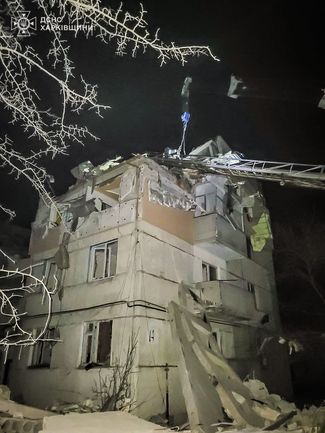 Сегодня ночью авиация РФ сбросила управляемую авиабомбу на жилой массив м. Купянска. Удар вызвал разрушения в 4-этажном жилом доме. Под обломками в квартире на четвертом этаже многоэтажки погибла женщина.