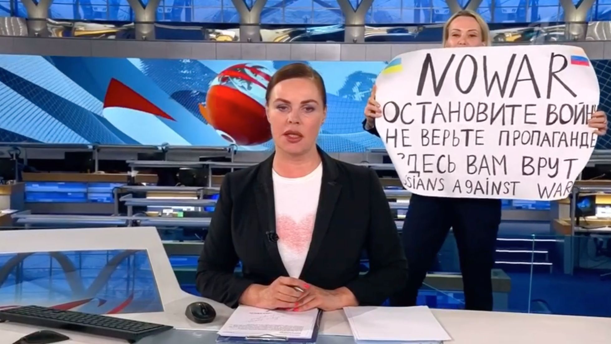 Редактор Первого канала Марина Овсянникова с плакатом в эфире