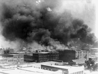 Дым от погромов поднимается над районом Гринвуд. Талса, штат Оклахома, 1 июня 1921 года