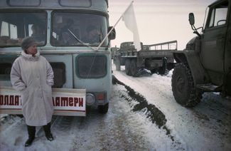 Автобус солдатских матерей на дороге около Грозного. Январь 1995 года