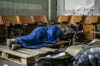 Украинский военный спит в укрытии недалеко от боевых позиций. 21 июня 2022 года