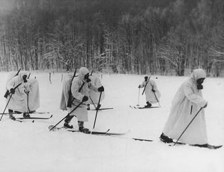 Финские солдаты в противогазах во время Зимней войны, 1940 год