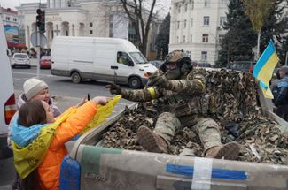 Жительницы Херсона приветствуют украинского военного