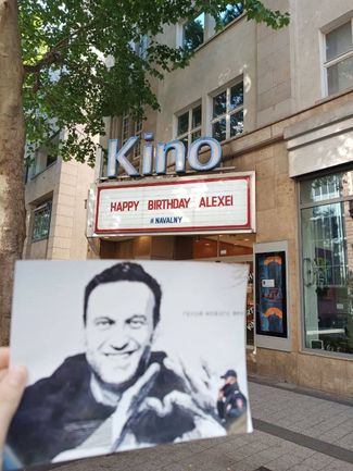 Кинотеатр Delphi Arthaus Kino в Штутгарте поздравил Навального с днем рождения