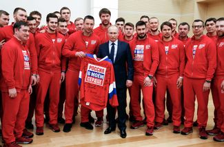 Владимир Путин с российскими хоккеистами перед Олимпиадой-2018. Ново-Огарево, 31 января 2018 года