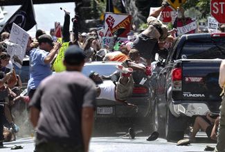Автомобиль врезается в толпу демонстрантов, протестующих против ультраправых активистов в Шарлотсвилле. Виргиния, 12 августа