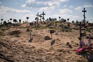 Криминалисты работают на раскопках захоронения в Лимане. По предварительным данным, здесь около 50 могил, часть из них безымянные. Город в Донецкой области Украины был освобожден от российских войск 1 октября, после нескольких месяцев оккупации
