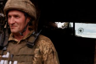 Украинский военнослужащий на позиции
