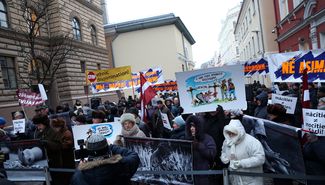 Митинг возле сейма Латвии — против полного перевода школ на латышский язык, 8 февраля 2018 года