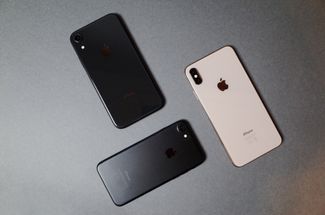 iPhone XR (вверху) рядом с iPhone XS Max (золотой) и iPhone 7