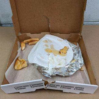 Коробка с остатками пиццы, которая позволила получить ДНК Хойерманна. Фото было обнародовано в ходе судебных слушаний